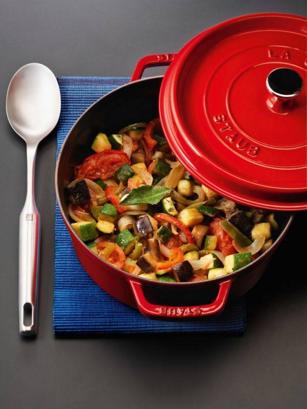 Staub Кокот круглый 22 см, вишневый | https://grandposuda.com.ua