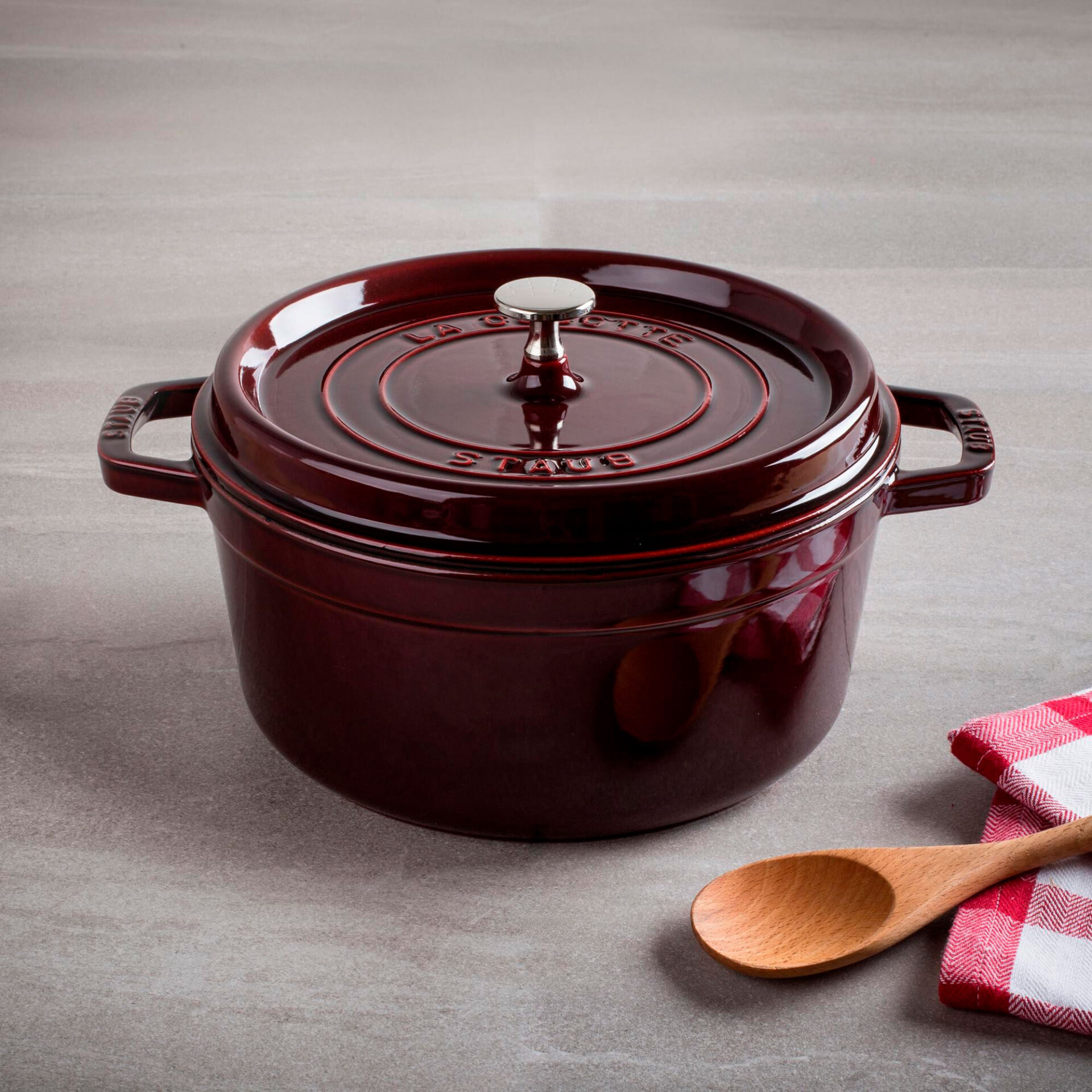 Staub Кокот круглый 22 см, гранатовый | https://grandposuda.com.ua