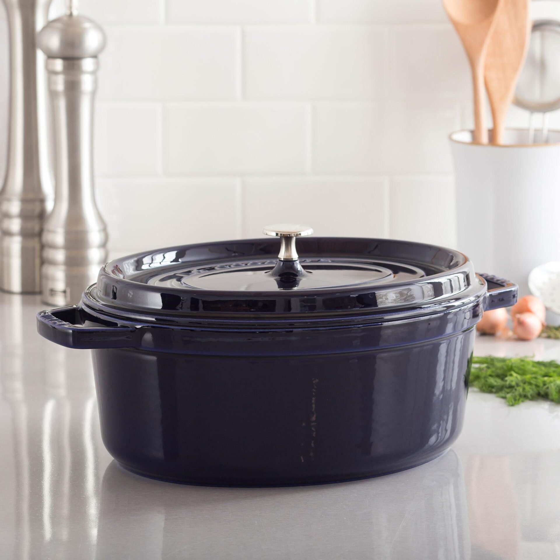 Staub Кокот овальний 27 см, темно-синій | https://grandposuda.com.ua