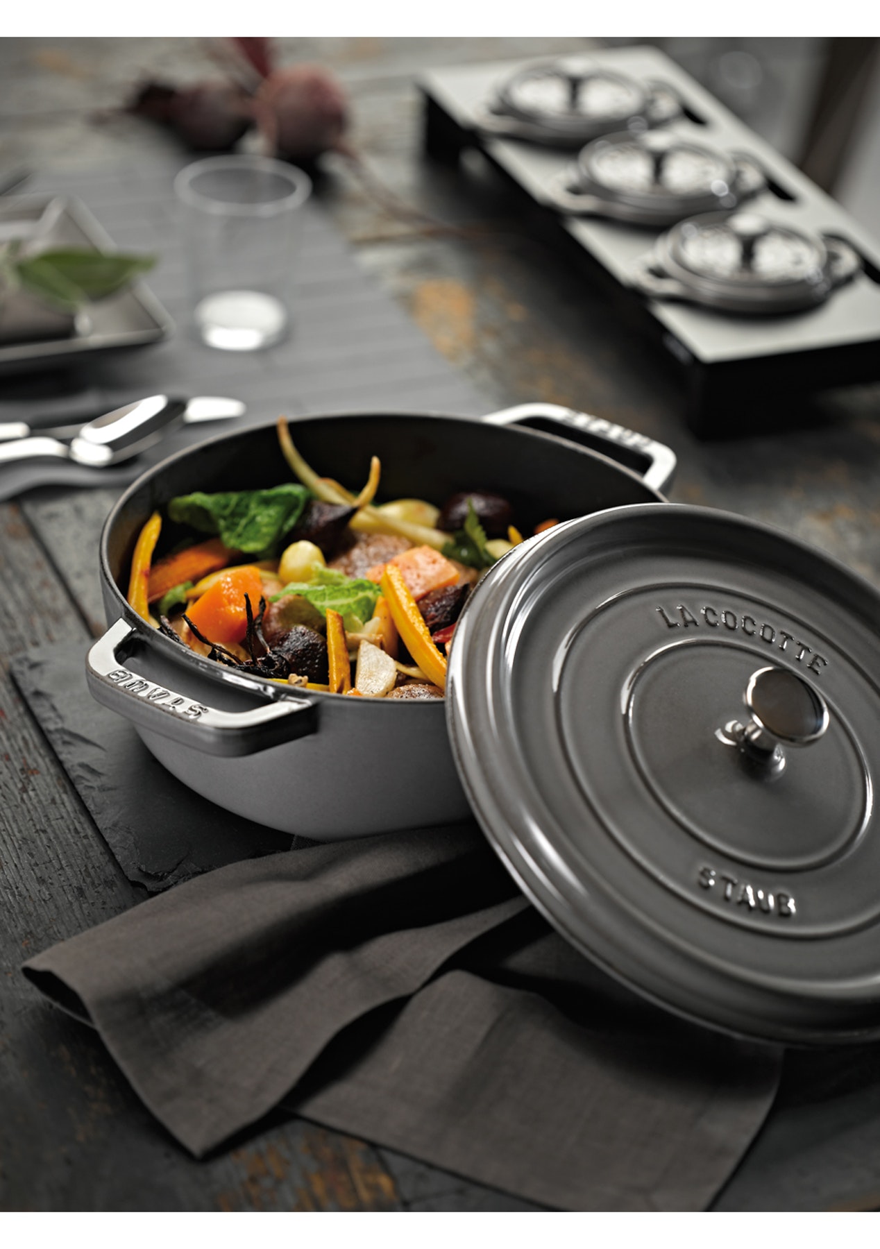 Staub Кокот круглый 28 см, серый графит | https://grandposuda.com.ua