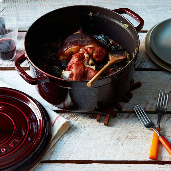 Staub Кокот круглий 28 см, гранатовий | https://grandposuda.com.ua