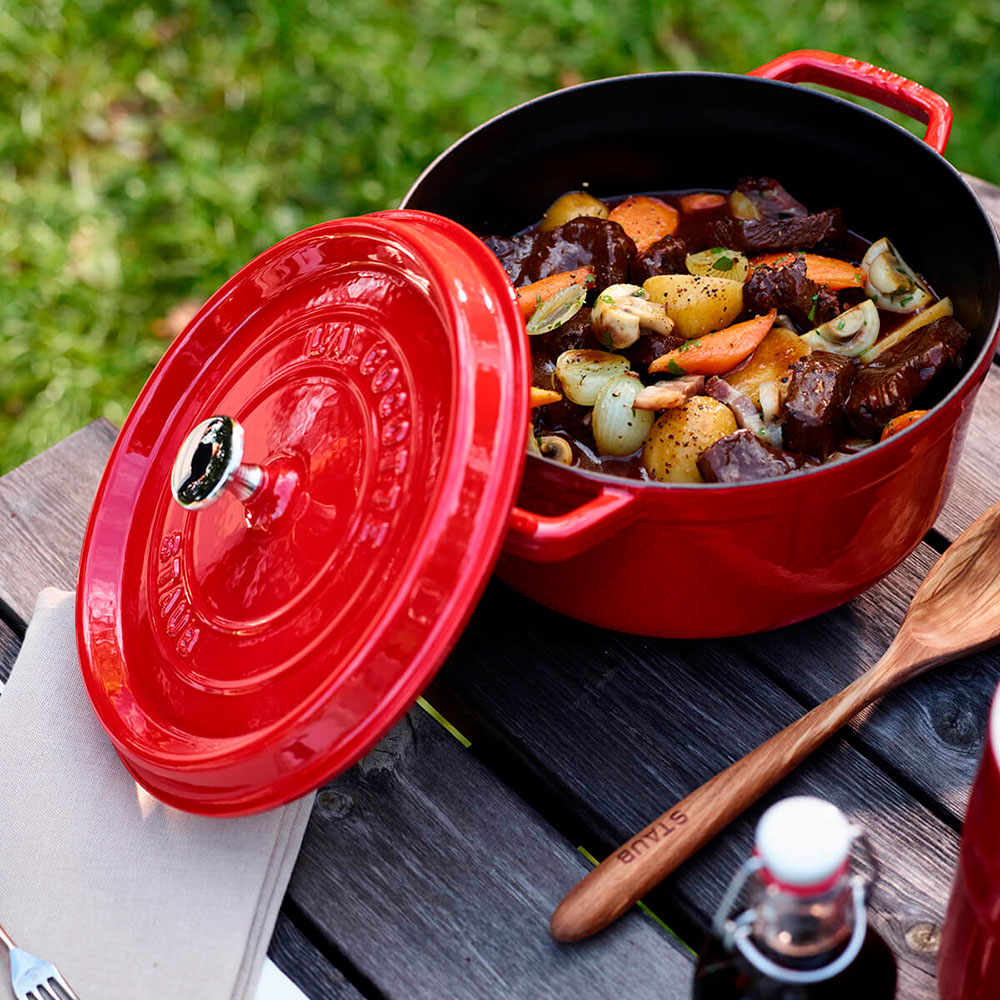 Staub Кокот круглий, 30 см, вишневий | https://grandposuda.com.ua