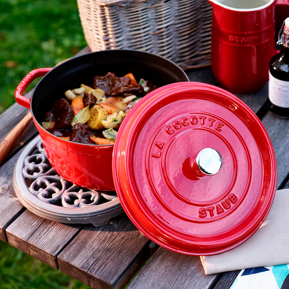 Staub Кокот круглий, 30 см, вишневий | https://grandposuda.com.ua