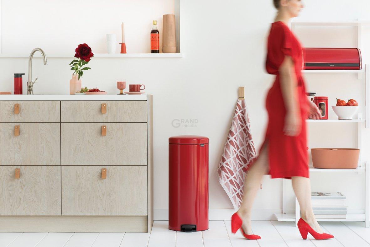 Brabantia Сміттєвий бак з педаллю 30 л безшумний червоний NewIcon | https://grandposuda.com.ua