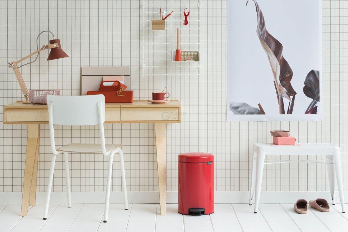 Brabantia Сміттєвий бак з педаллю 12 л безшумний червоний NewIcon | https://grandposuda.com.ua