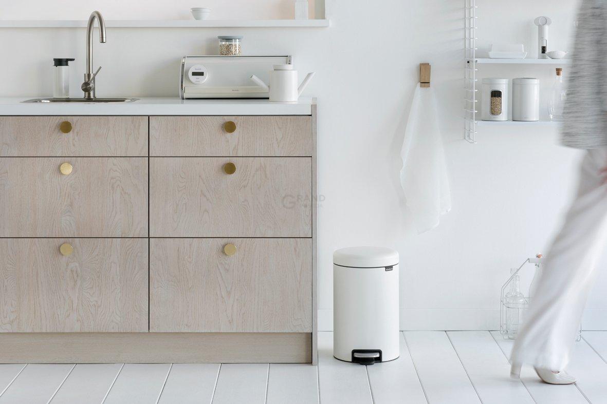 Brabantia Сміттєвий бак з педаллю 12 л безшумний мінерально-білий NewIcon | https://grandposuda.com.ua