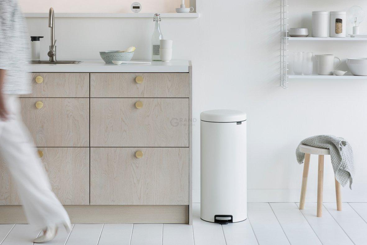 Brabantia Сміттєвий бак з педаллю 30 л безшумний з металевим внутрішнім відром білий NewIcon | https://grandposuda.com.ua