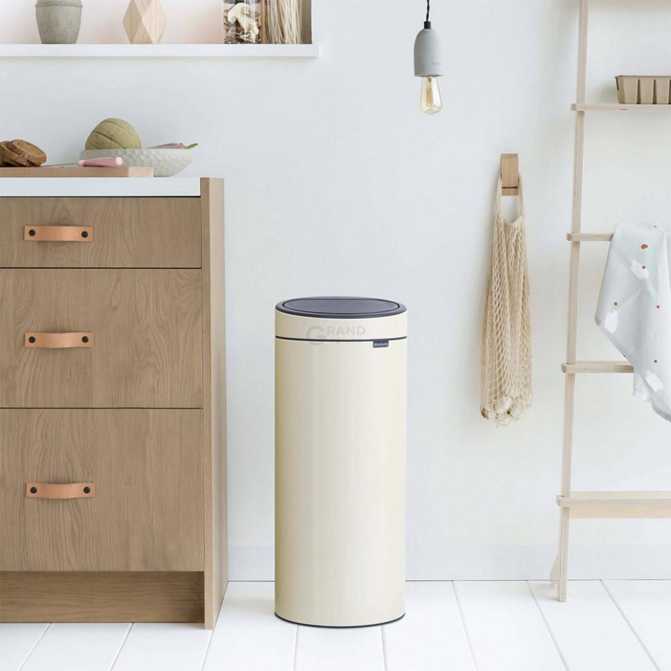 Brabantia Сміттєвий бак 30 л мигдальний Touch Bin | https://grandposuda.com.ua