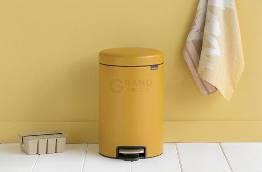Brabantia Сміттєвий бак з педаллю 12 л безшумний мінерально-гірчичний NewIcon | https://grandposuda.com.ua