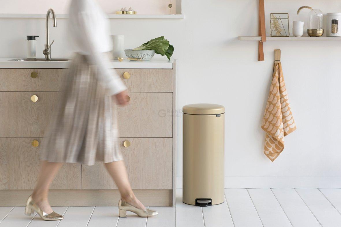 Brabantia Сміттєвий бак з педаллю 30 л безшумний мінерально-золотий NewIcon | https://grandposuda.com.ua
