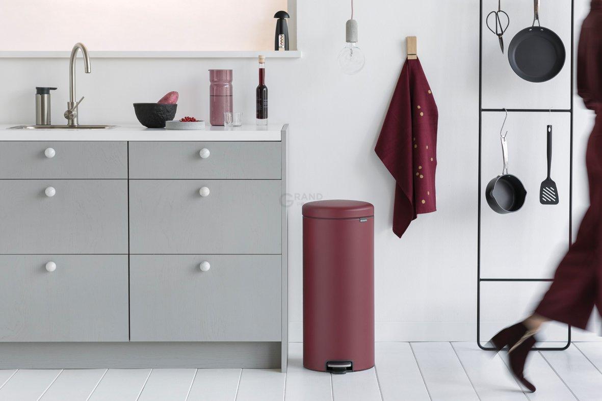 Brabantia Сміттєвий бак з педаллю 30 л безшумний мінерально-бордовий NewIcon | https://grandposuda.com.ua