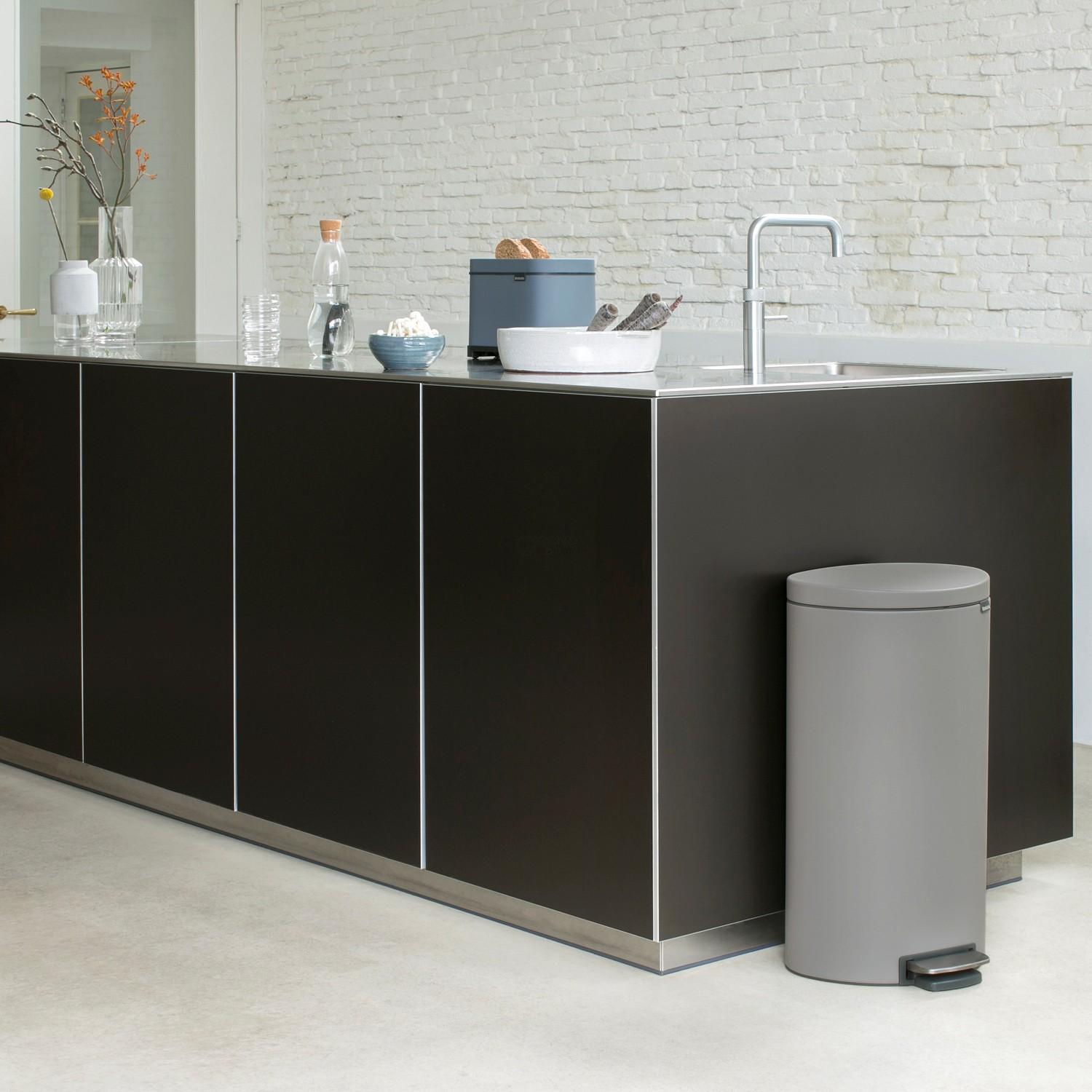Brabantia Сміттєвий бак з педаллю 30 л, безшумний мінерально-сірий Flatback + | https://grandposuda.com.ua