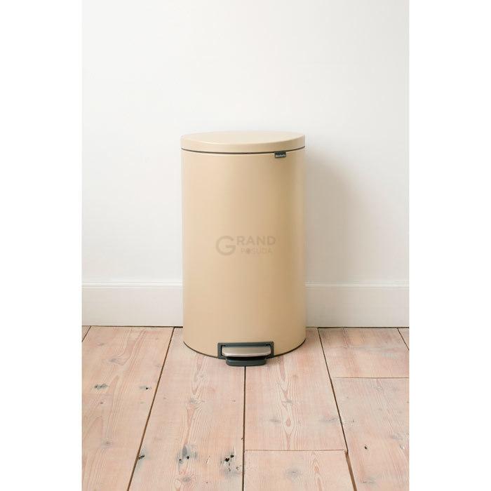 Brabantia Сміттєвий бак з педаллю 30 л, безшумний мінерально-золотий Flatback + | https://grandposuda.com.ua