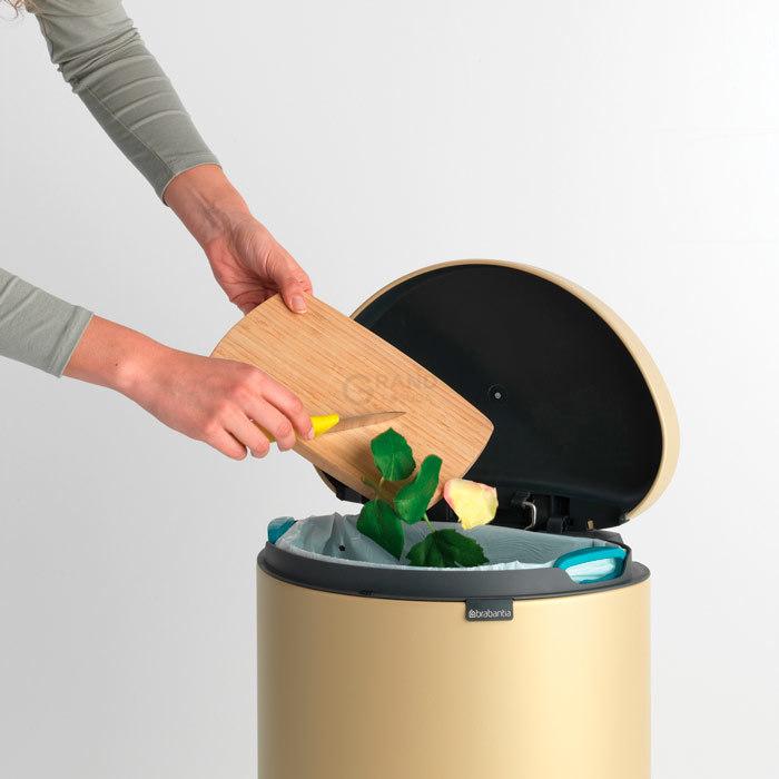 Brabantia Сміттєвий бак з педаллю 30 л, безшумний мінерально-золотий Flatback + | https://grandposuda.com.ua