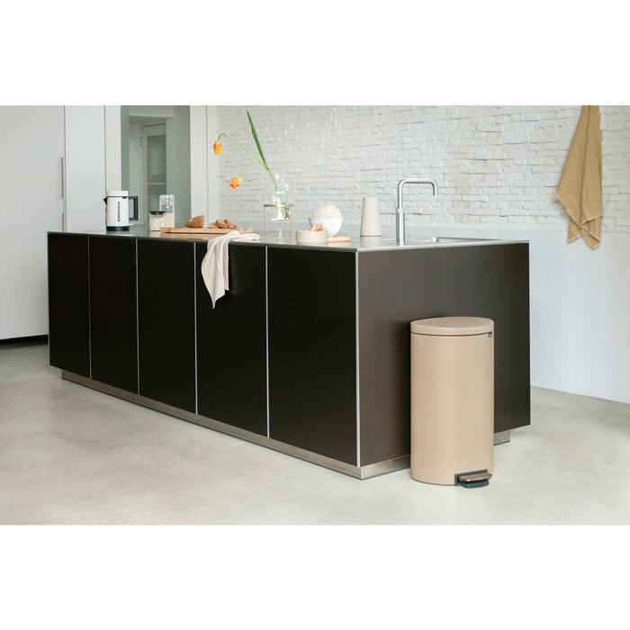 Brabantia Сміттєвий бак з педаллю 30 л, безшумний мінерально-золотий Flatback + | https://grandposuda.com.ua