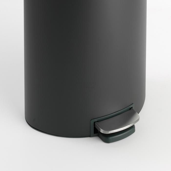 Brabantia Сміттєвий бак з педаллю 40 л, безшумний мінерально-графітовий Flatback + | https://grandposuda.com.ua