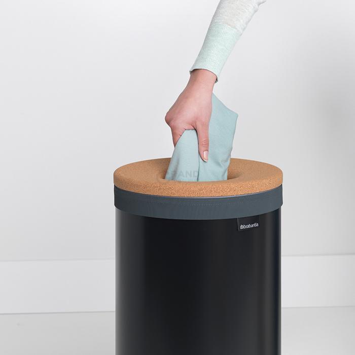 Brabantia Бак для белья (35л) черный матовый пробковая крышка | https://grandposuda.com.ua