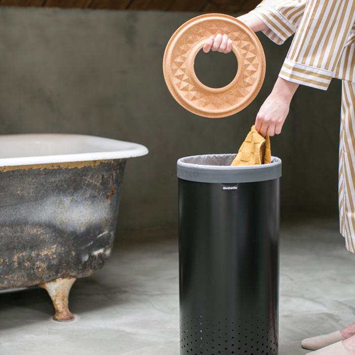 Brabantia Бак для белья (35л) черный матовый пробковая крышка | https://grandposuda.com.ua