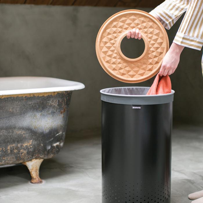 Brabantia Бак для білизни (60л) чорний з коркової кришкою | https://grandposuda.com.ua