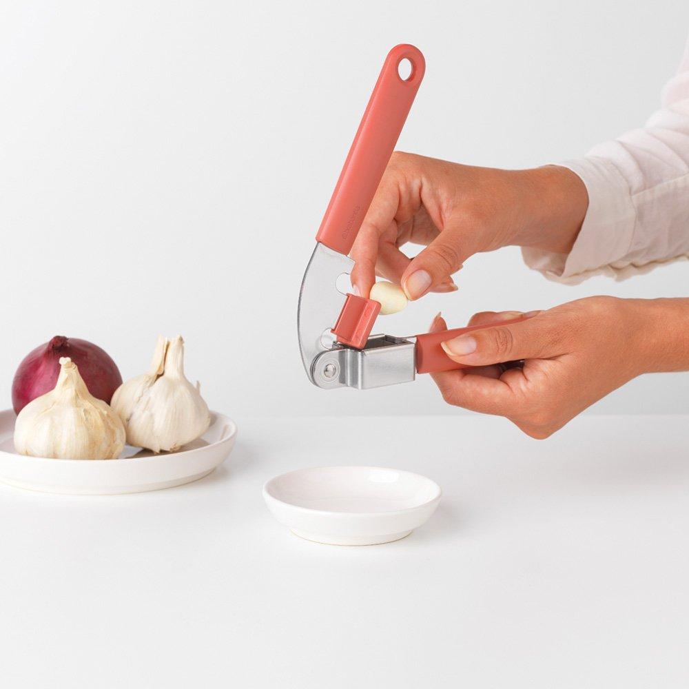Brabantia Пресс для чеснока 18 см терракотовый Tasty Colours Plus | https://grandposuda.com.ua