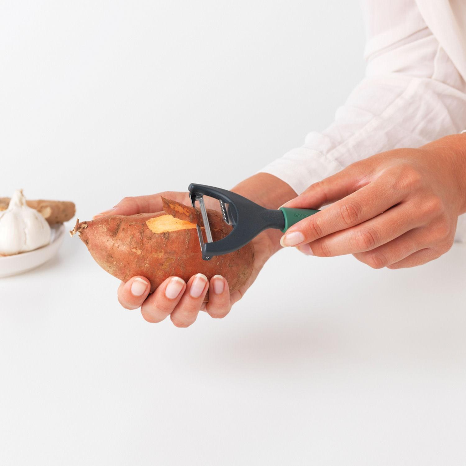 Brabantia Овочечистка + ніж для цедри 17,3 темно-зелена Tasty Colours Plus | https://grandposuda.com.ua