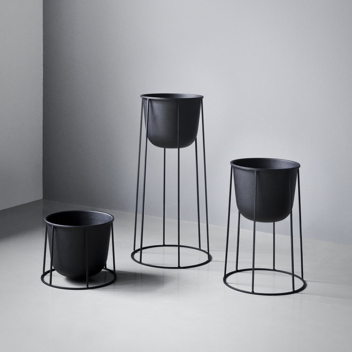 Подставка для цветочного горшка 40x23x23x23 см черная Wire Menu | https://grandposuda.com.ua