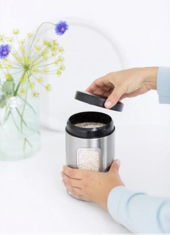 Brabantia Емкость для хранения сыпучих продуктов с окном 1,4 л глянцевая стальная с черной крышкой | https://grandposuda.com.ua