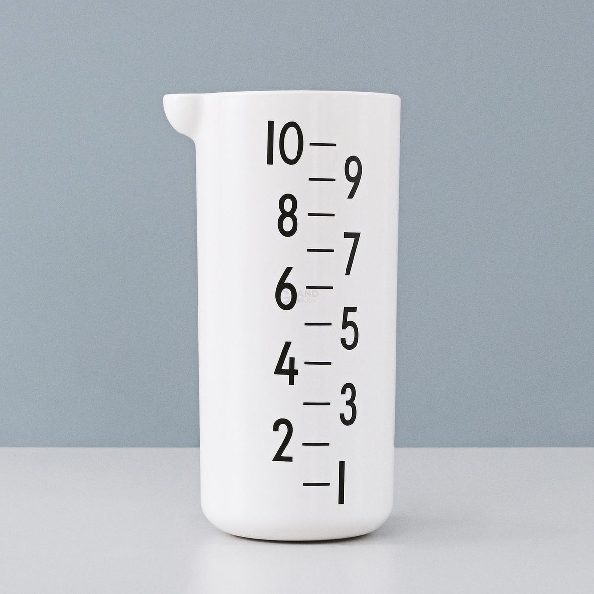 Design Letters Мірний посуд 21,6x10 см чорно-білий Messbecher | https://grandposuda.com.ua