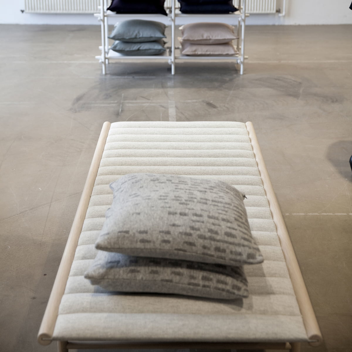 Кровать 40x80x180 см дерево/светло-серая Daybed Menu | https://grandposuda.com.ua