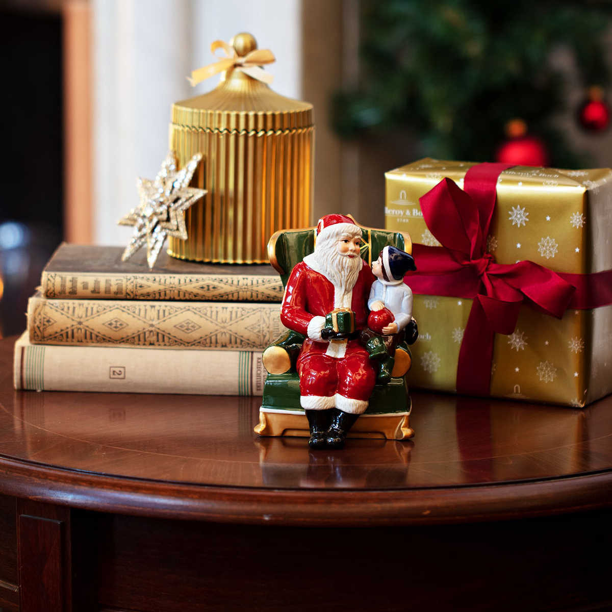 Villeroy & Boch Декорація новорічна Санта на кріслі Christmas Toys | https://grandposuda.com.ua