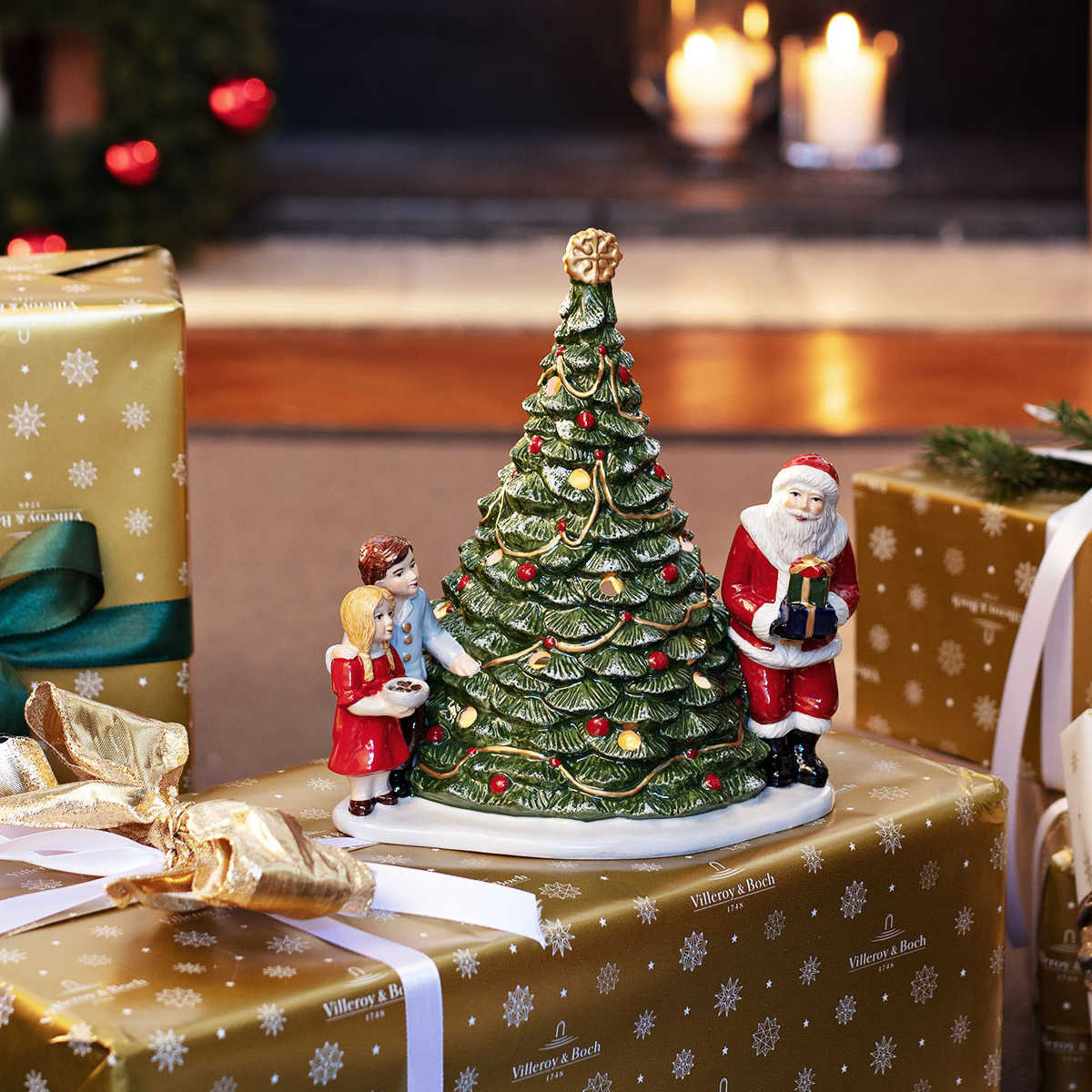 Villeroy & Boch Декорація новорічна Санта з ялинкою Christmas Toys | https://grandposuda.com.ua