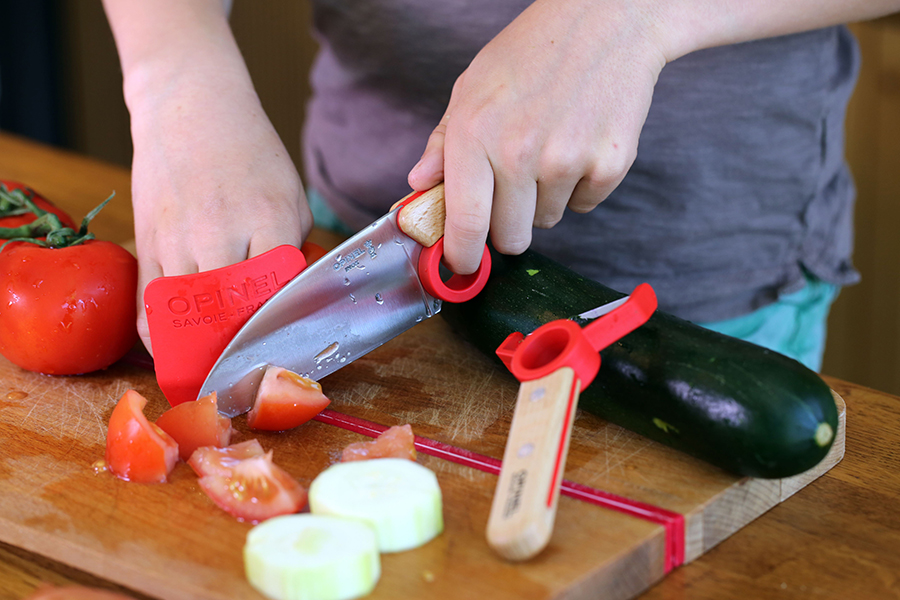 Opinel Кухонный нож и защита для пальцев 4,41х0,76х1,69 см красные Le petit chef | https://grandposuda.com.ua