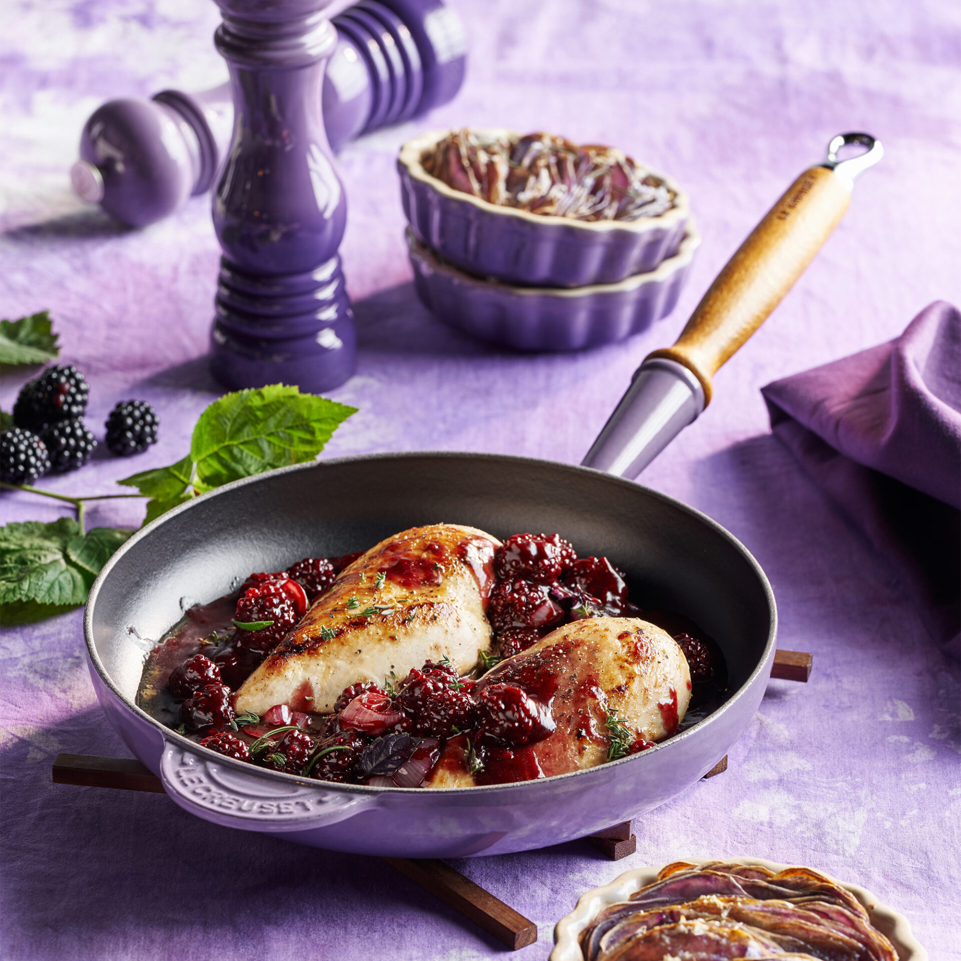 Le Creuset Сковорода 28 см Ultra Violet | https://grandposuda.com.ua