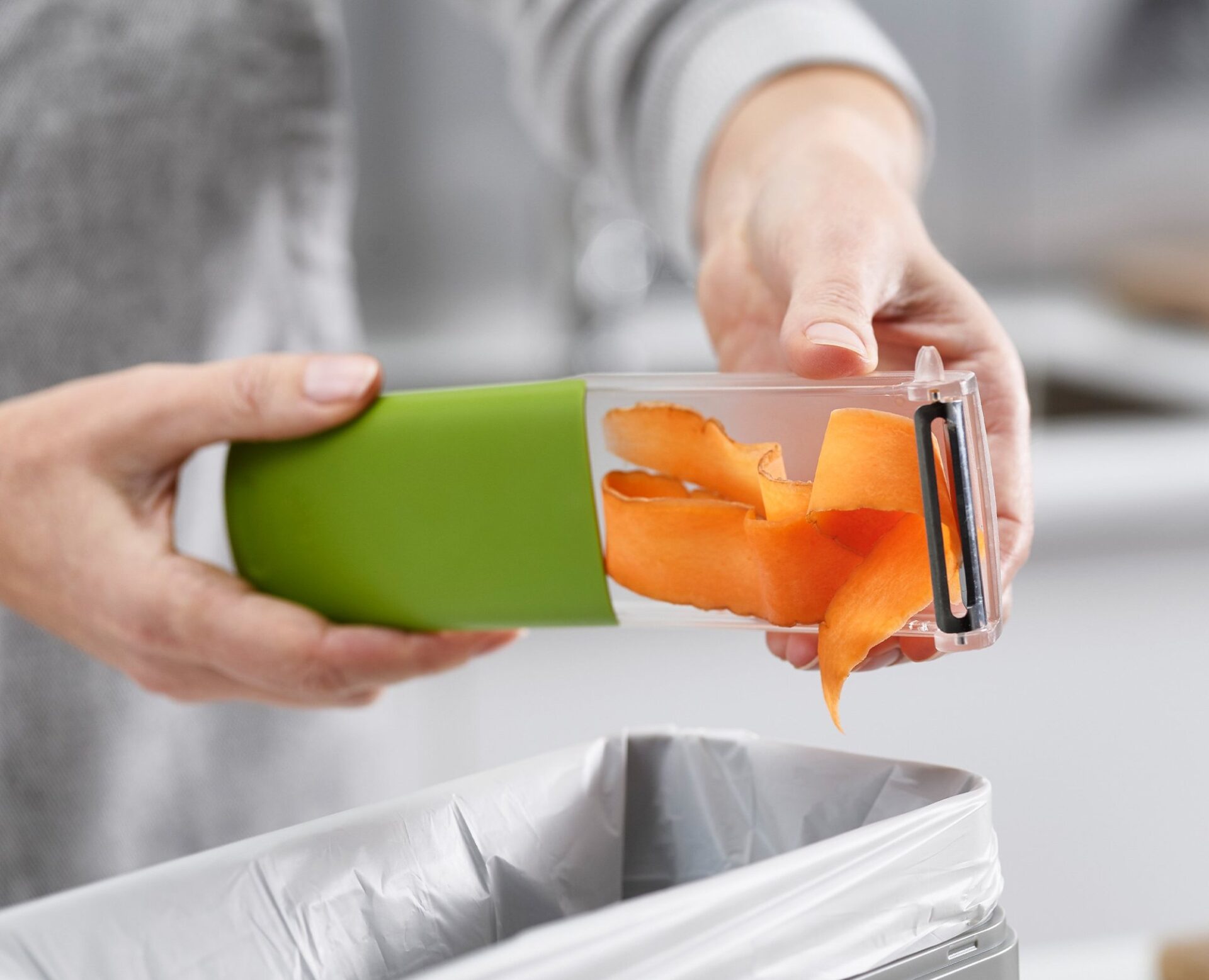 Овочечистка з відсіком для очисток Зелена PeelStore | https://grandposuda.com.ua