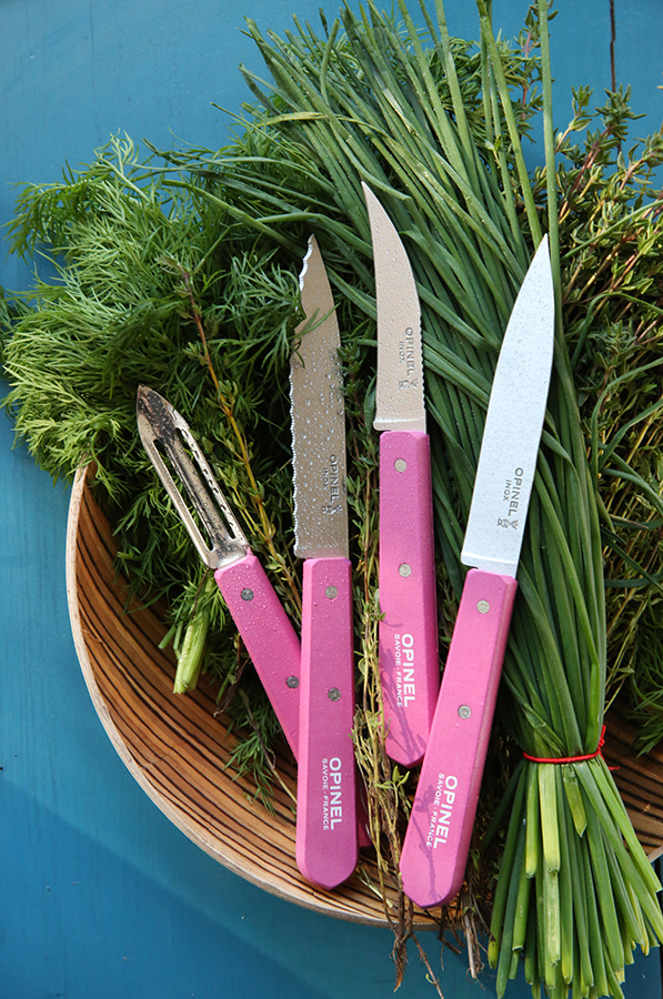 Opinel Овощечистка 15,7х1х1,9 см металлик/розовая Les Essentiels | https://grandposuda.com.ua