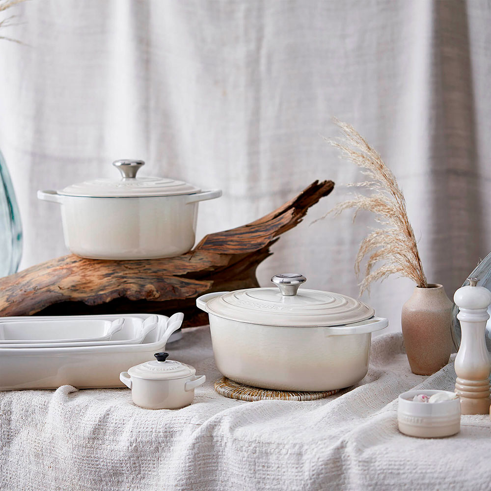 Le Creuset Кастрюля - жаровня 26 см Meringue | https://grandposuda.com.ua