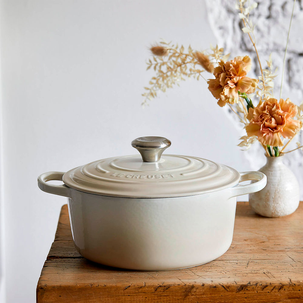 Le Creuset Кастрюля - жаровня 26 см Meringue | https://grandposuda.com.ua