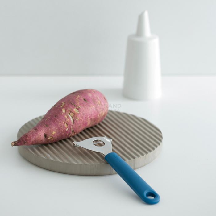 Brabantia Ніж для чищення Т-подібної форми 19 см синій Tasty Colours | https://grandposuda.com.ua