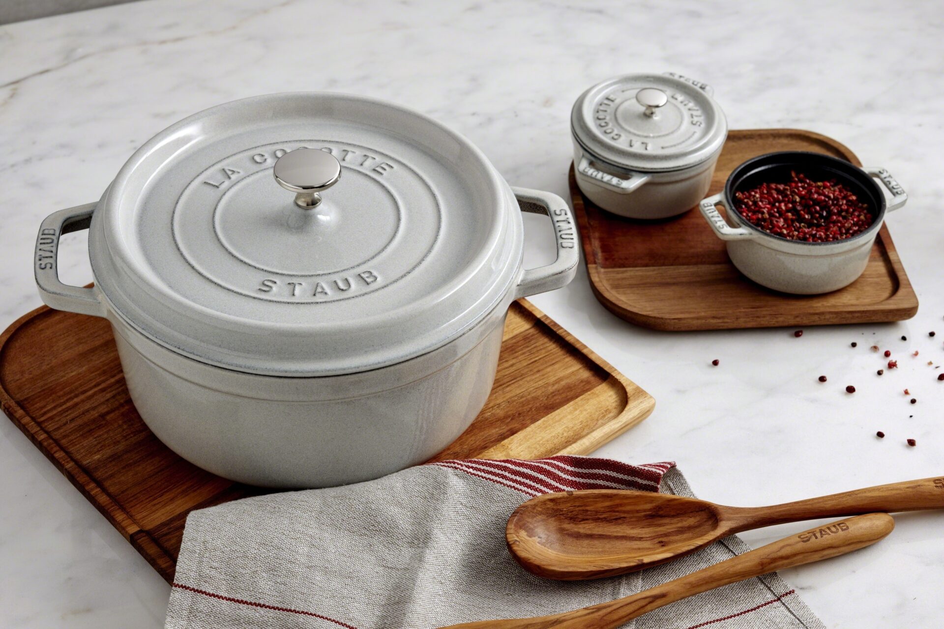 Staub Каструля / жаровня 28 см з кришкою біла La Mer | https://grandposuda.com.ua