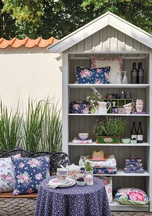 GreenGate Подушка 50 х 50 см, темно-синяя Rose & Maggie | https://grandposuda.com.ua