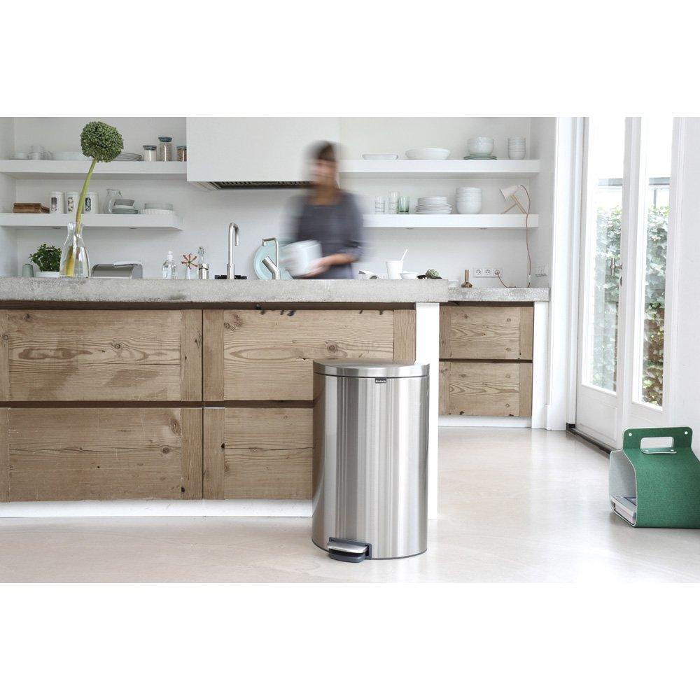 Brabantia Сміттєвий бак з педаллю 40 л безшумний матова сталь із захистом від відбитків пальців Flatback + | https://grandposuda.com.ua