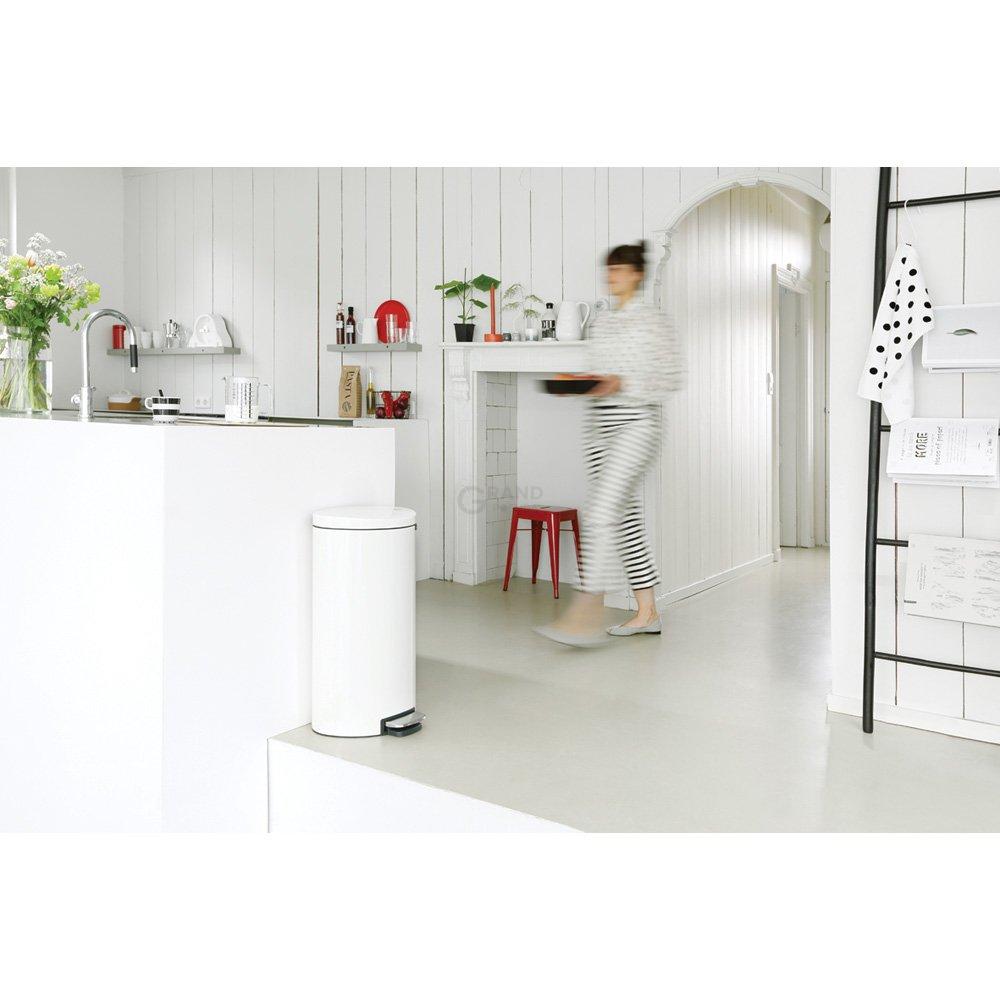 Brabantia Мусорный бак с педалью 30 л бесшумный белый Flatback+ | https://grandposuda.com.ua
