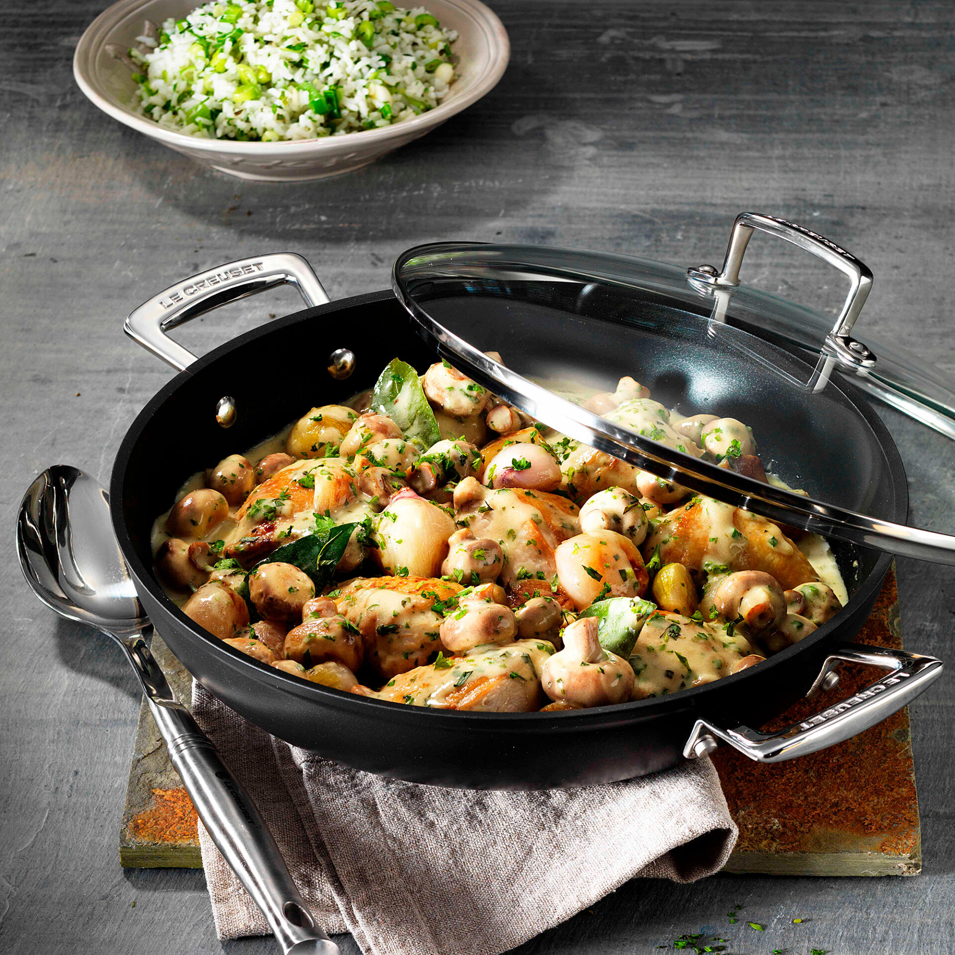 Le Creuset Сковорода сервировочная 28 см Toughened Non-Stick | https://grandposuda.com.ua