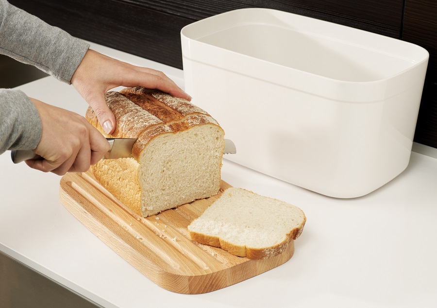 Joseph Joseph Хлібниця пластикова з обробною дошкою з бамбука біла Bread Bin | https://grandposuda.com.ua