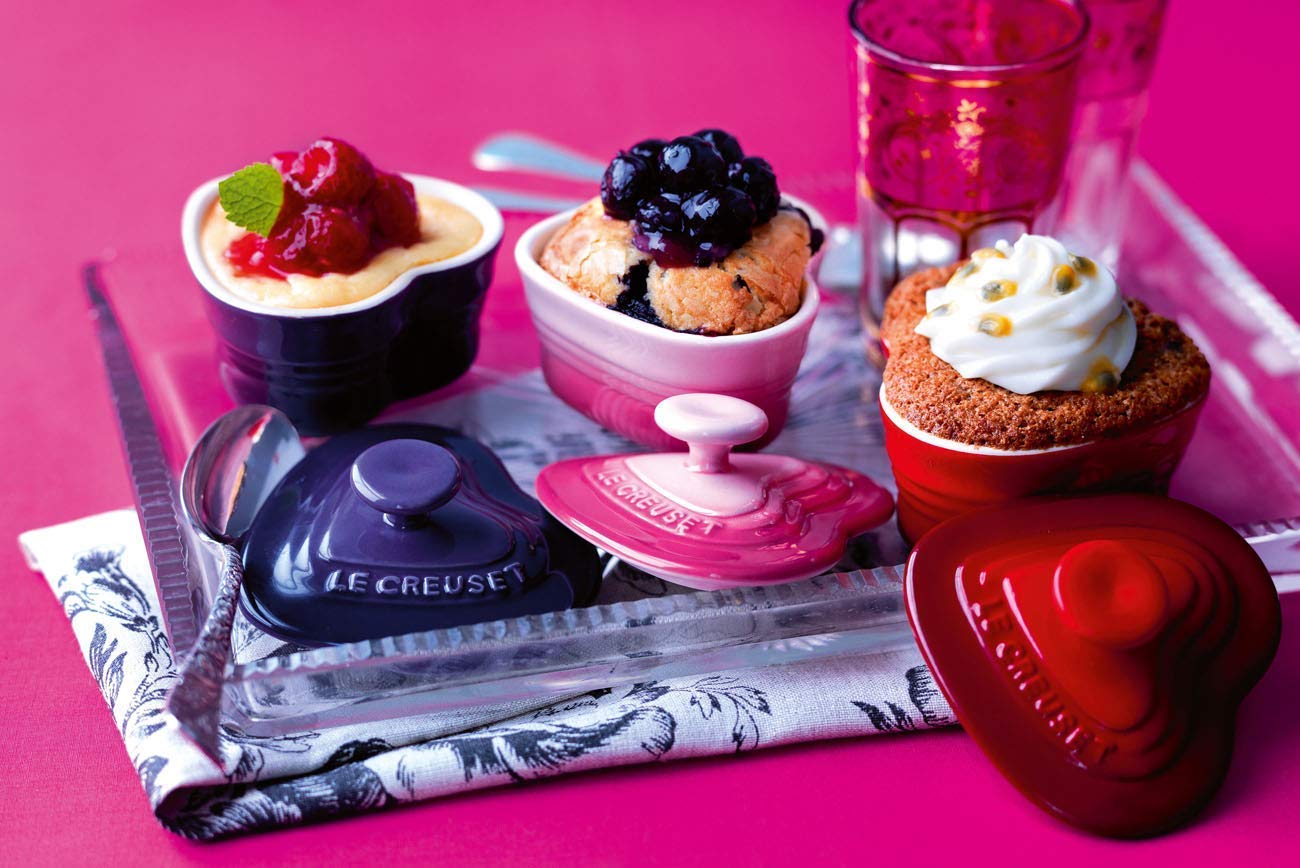 Le Creuset Блюдо для запекания в форме сердца с крышкой вишневое | https://grandposuda.com.ua